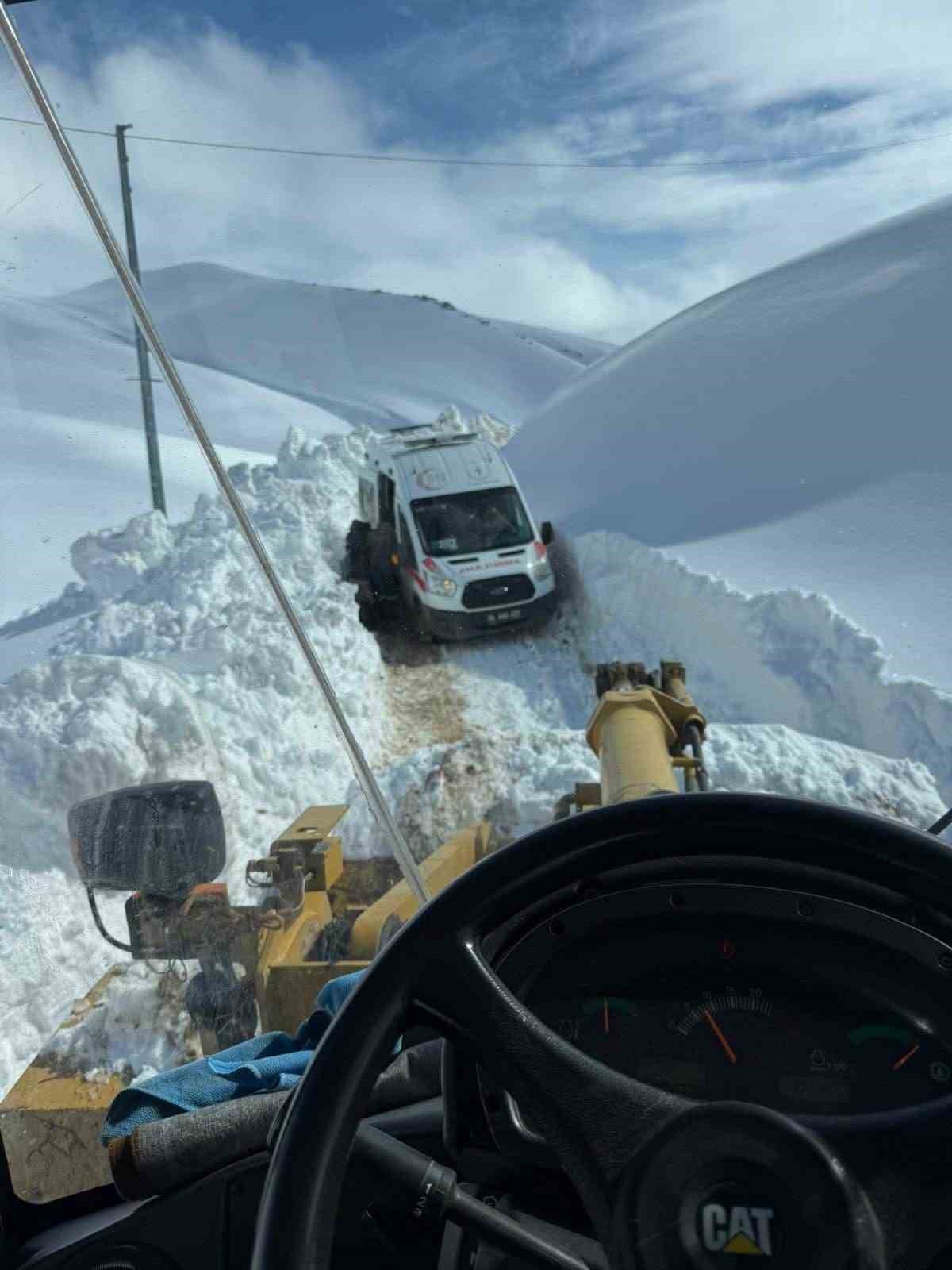 Ağrı’da 2 metrelik karda zamanla yarış: Mahsur kalan hasta kurtarıldı
Ağrı’da 2 metrelik karda zamanla yarış: Mahsur kalan hasta kurtarıldı