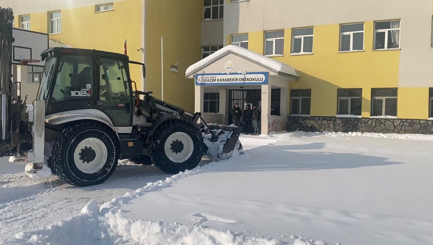 Ağrı’da 90 okul ve kamu kurumunda kar temizleme çalışması
