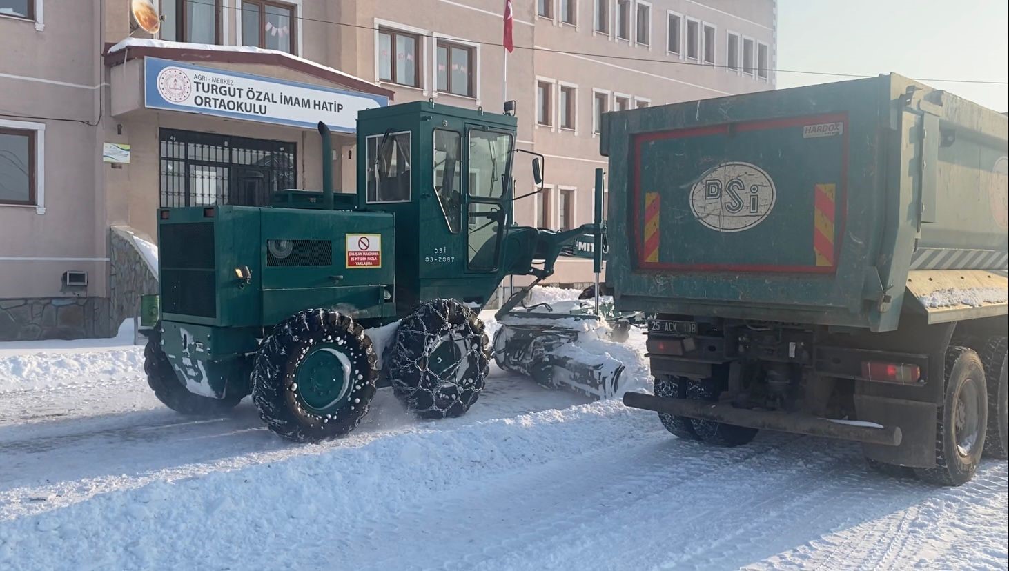 Ağrı’da 90 okul ve kamu kurumunda kar temizleme çalışması
