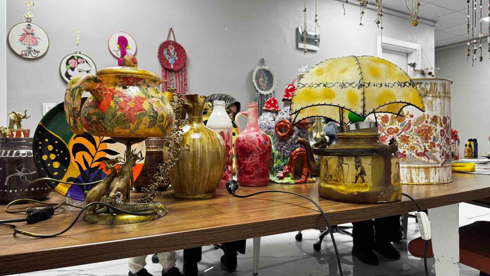 Ağrı’da atık ürünler sıfır atık kursunda sanata dönüşüyor
Ağrı’da atık ürünler sıfır atık kursunda sanata dönüşüyor