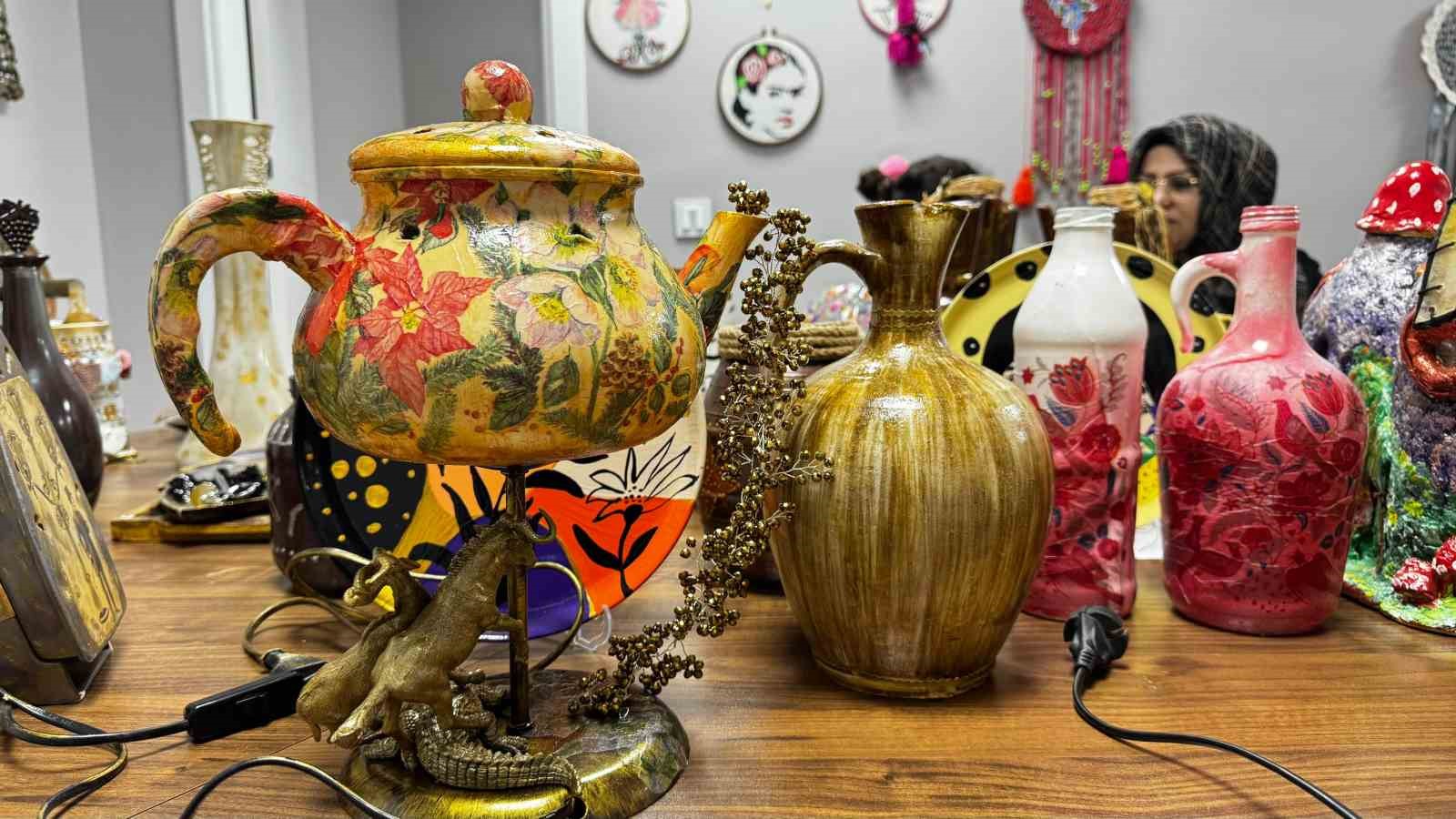 Ağrı’da atık ürünler sıfır atık kursunda sanata dönüşüyor
Ağrı’da atık ürünler sıfır atık kursunda sanata dönüşüyor