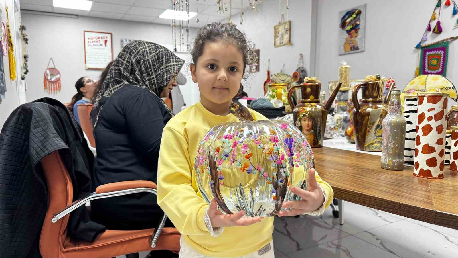 Ağrı’da atık ürünler sıfır atık kursunda sanata dönüşüyor
Ağrı’da atık ürünler sıfır atık kursunda sanata dönüşüyor