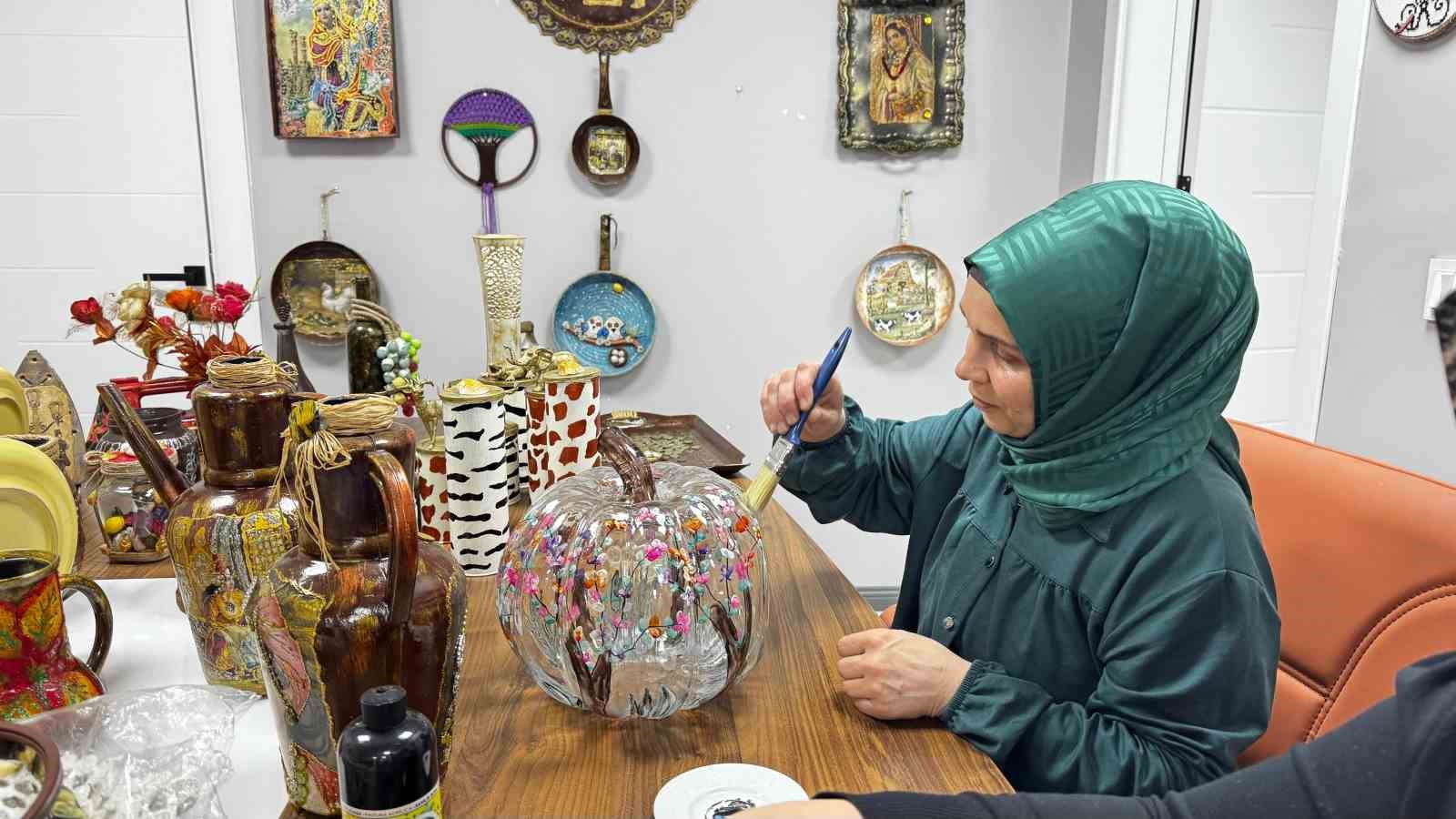 Ağrı’da atık ürünler sıfır atık kursunda sanata dönüşüyor
Ağrı’da atık ürünler sıfır atık kursunda sanata dönüşüyor