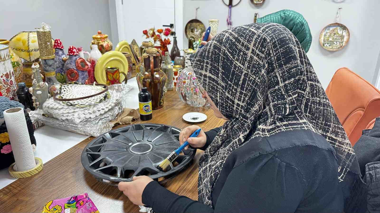 Ağrı’da atık ürünler sıfır atık kursunda sanata dönüşüyor
Ağrı’da atık ürünler sıfır atık kursunda sanata dönüşüyor