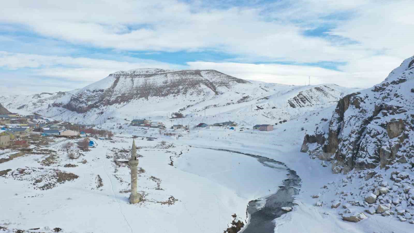 Ağrı’da barajdan çıkan tarihi minare kış manzarasıyla büyüledi
