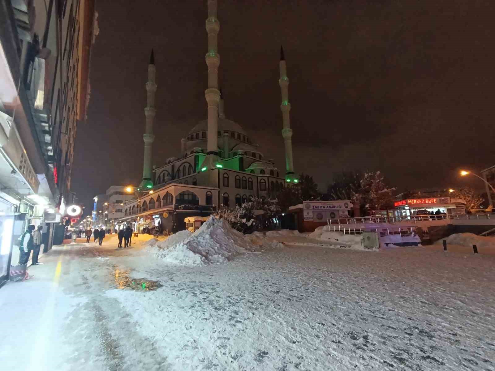 Ağrı’da çatıdan düşen buz sarkıtı yoldan geçen bir kişiyi yaraladı
