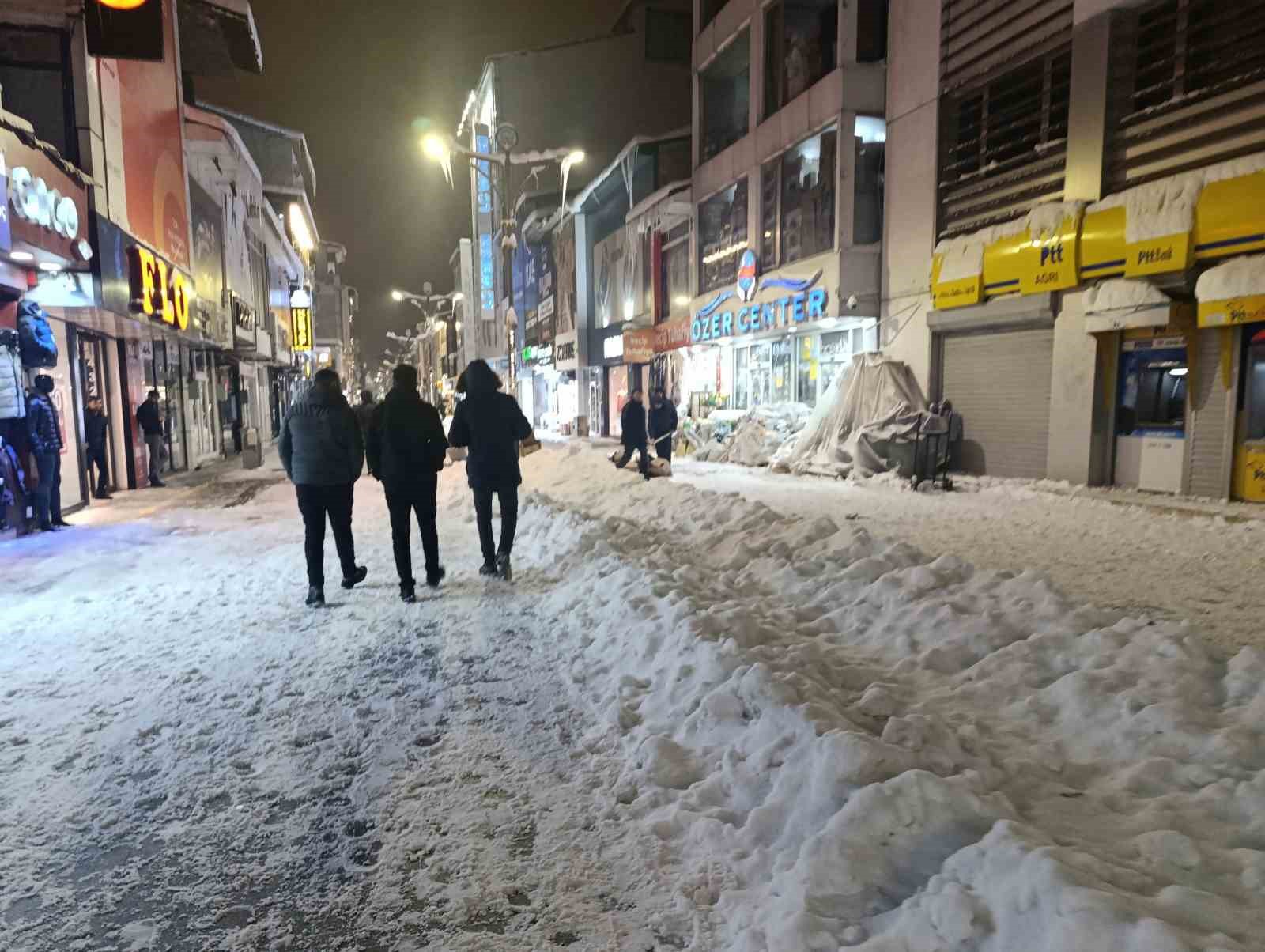 Ağrı’da çatıdan düşen buz sarkıtı yoldan geçen bir kişiyi yaraladı
