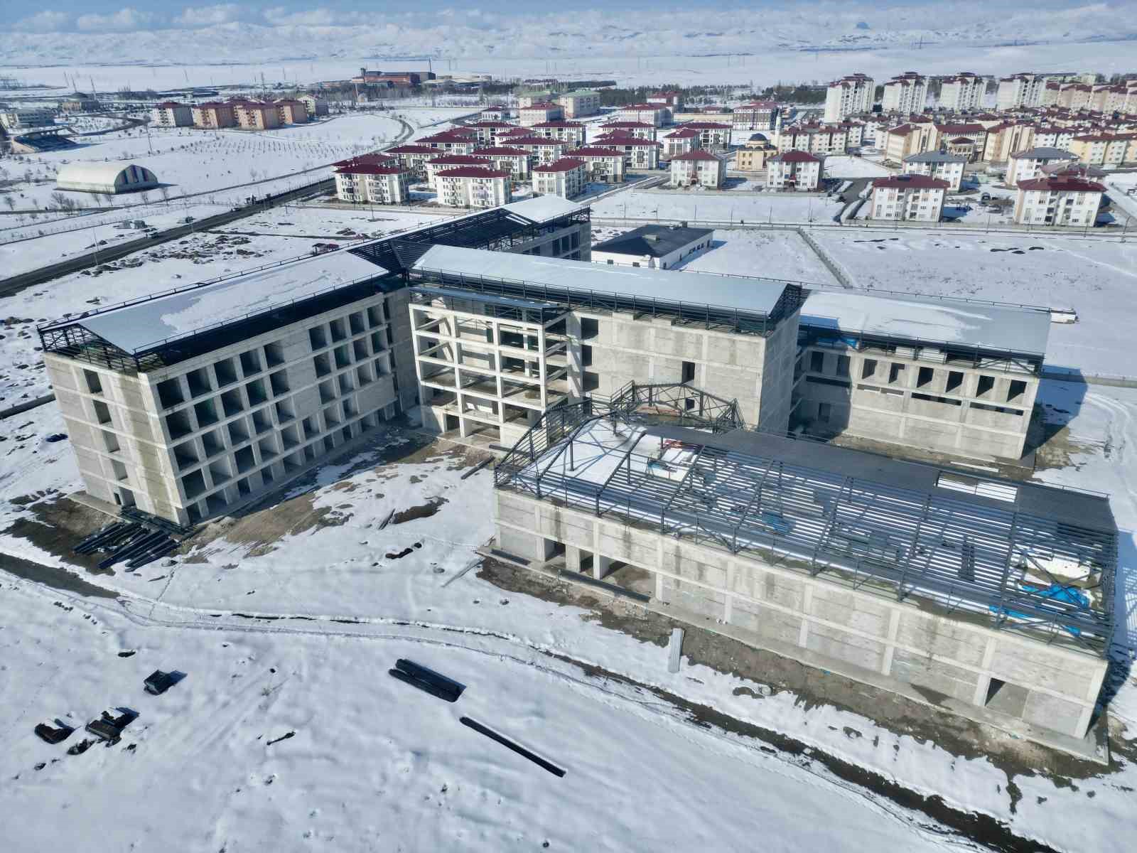 Ağrı’da deprem izolatörü bulunan ilk hastane hizmete hazırlanıyor
Ağrı’da deprem izolatörü bulunan ilk hastane hizmete hazırlanıyor