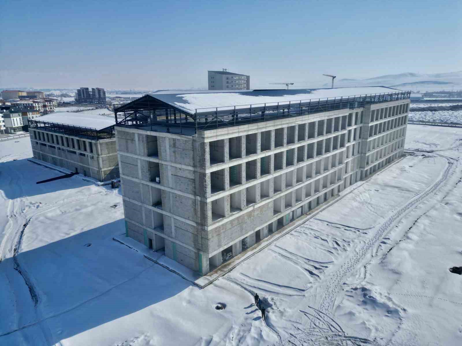 Ağrı’da deprem izolatörü bulunan ilk hastane hizmete hazırlanıyor
Ağrı’da deprem izolatörü bulunan ilk hastane hizmete hazırlanıyor