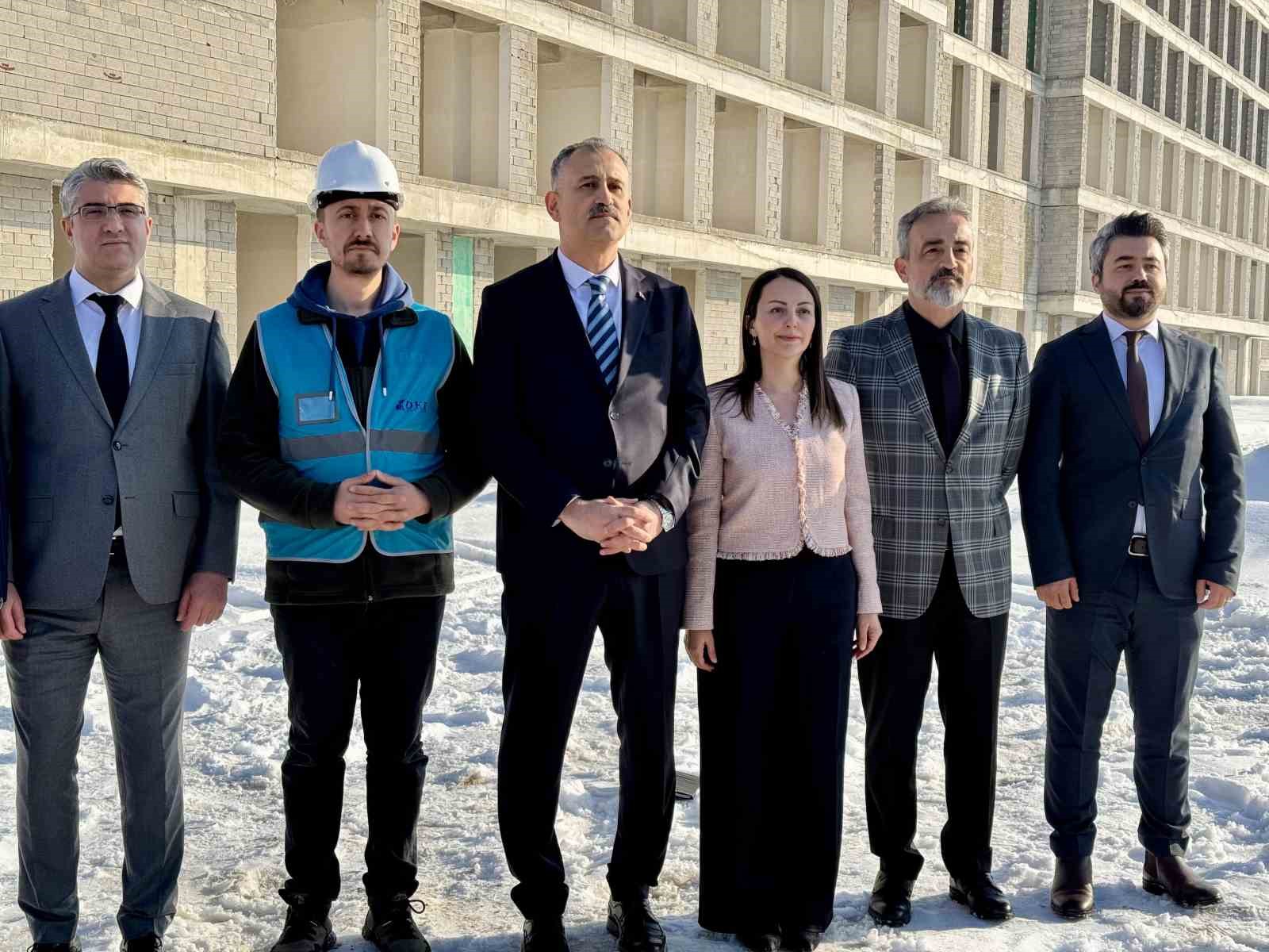 Ağrı’da deprem izolatörü bulunan ilk hastane hizmete hazırlanıyor
Ağrı’da deprem izolatörü bulunan ilk hastane hizmete hazırlanıyor