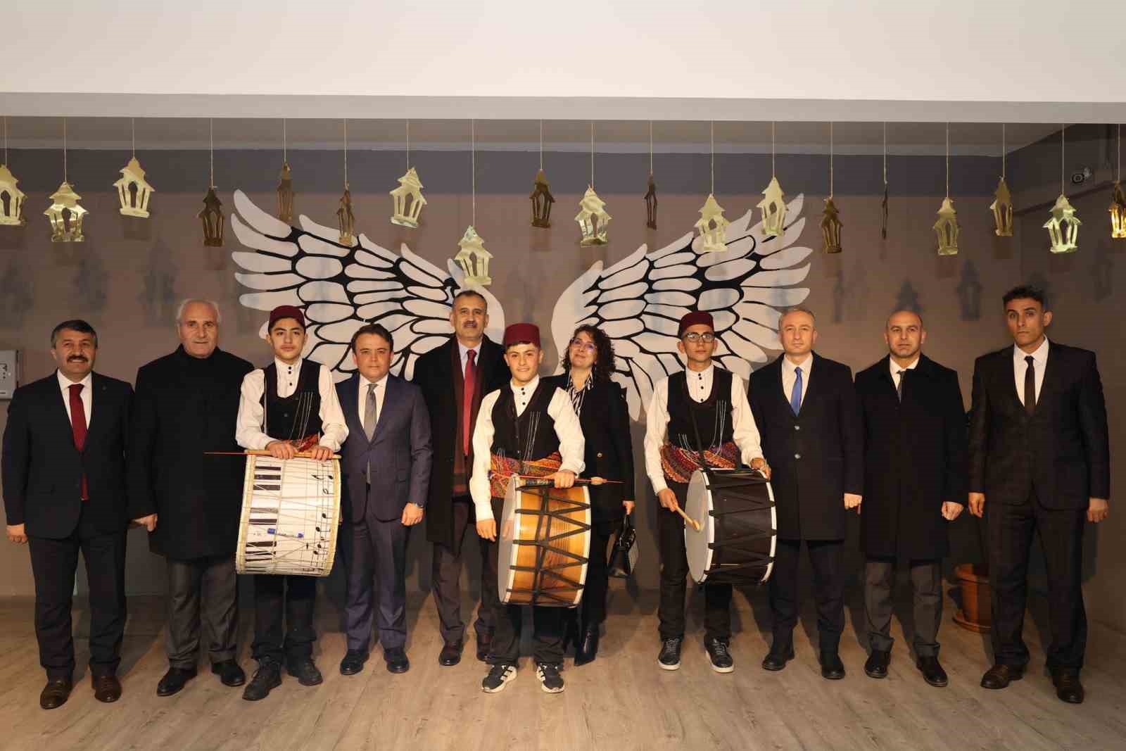 Ağrı’da geri dönüşümle hayat bulan restoran iftar sofrasıyla süslendi
