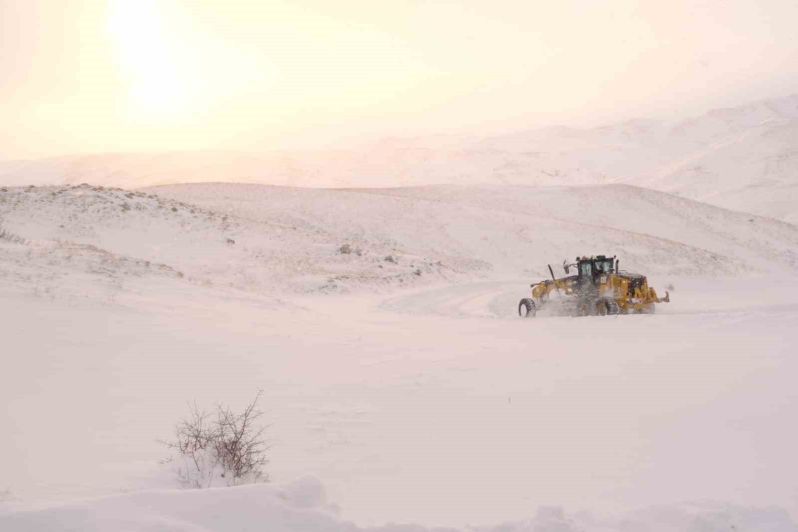 Ağrı’da kapalı köy yolları ulaşıma açılıyor
