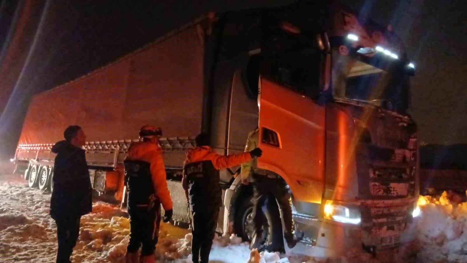 Ağrı’da kar ve fırtınada mahsur kalan vatandaşları ekipler kurtardı
