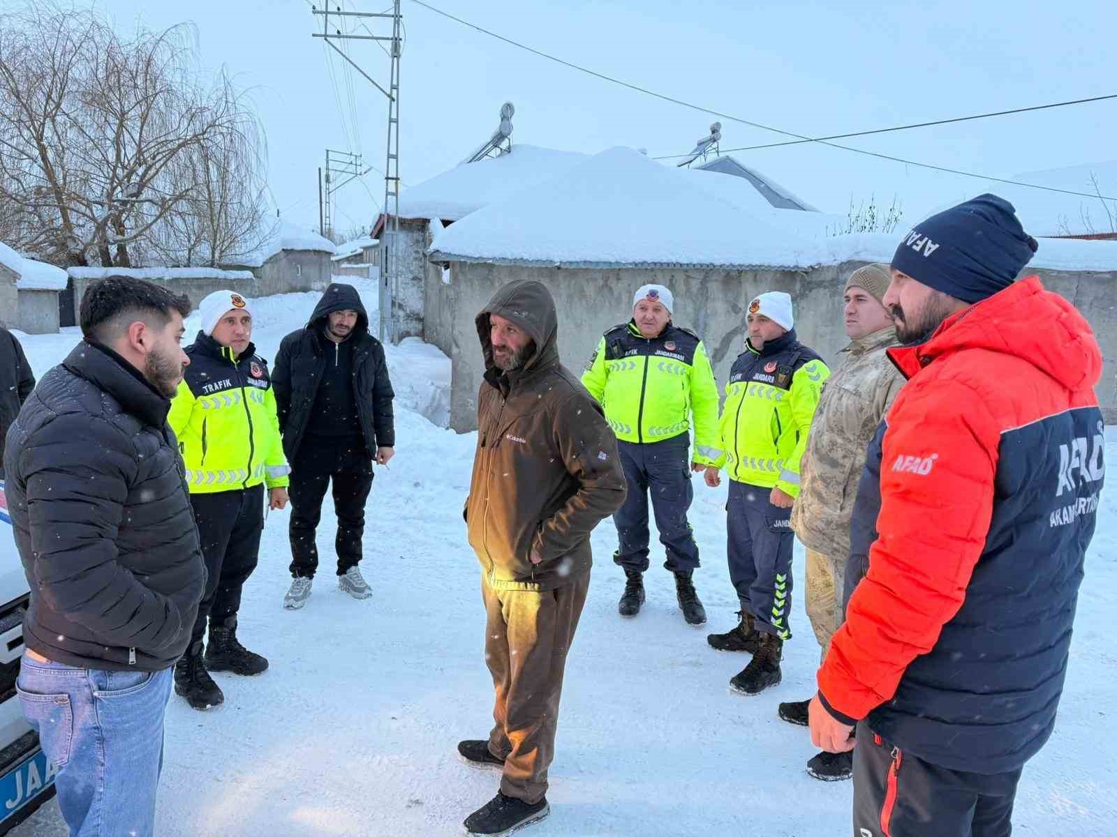 Ağrı’da kar ve fırtınada mahsur kalan vatandaşları ekipler kurtardı
