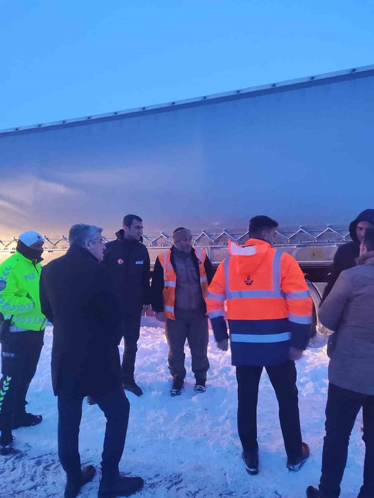 Ağrı’da kar ve fırtınada mahsur kalan vatandaşları ekipler kurtardı
