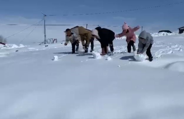 Ağrı’da kar yağdı, çocuklar doyasıya eğlendi
