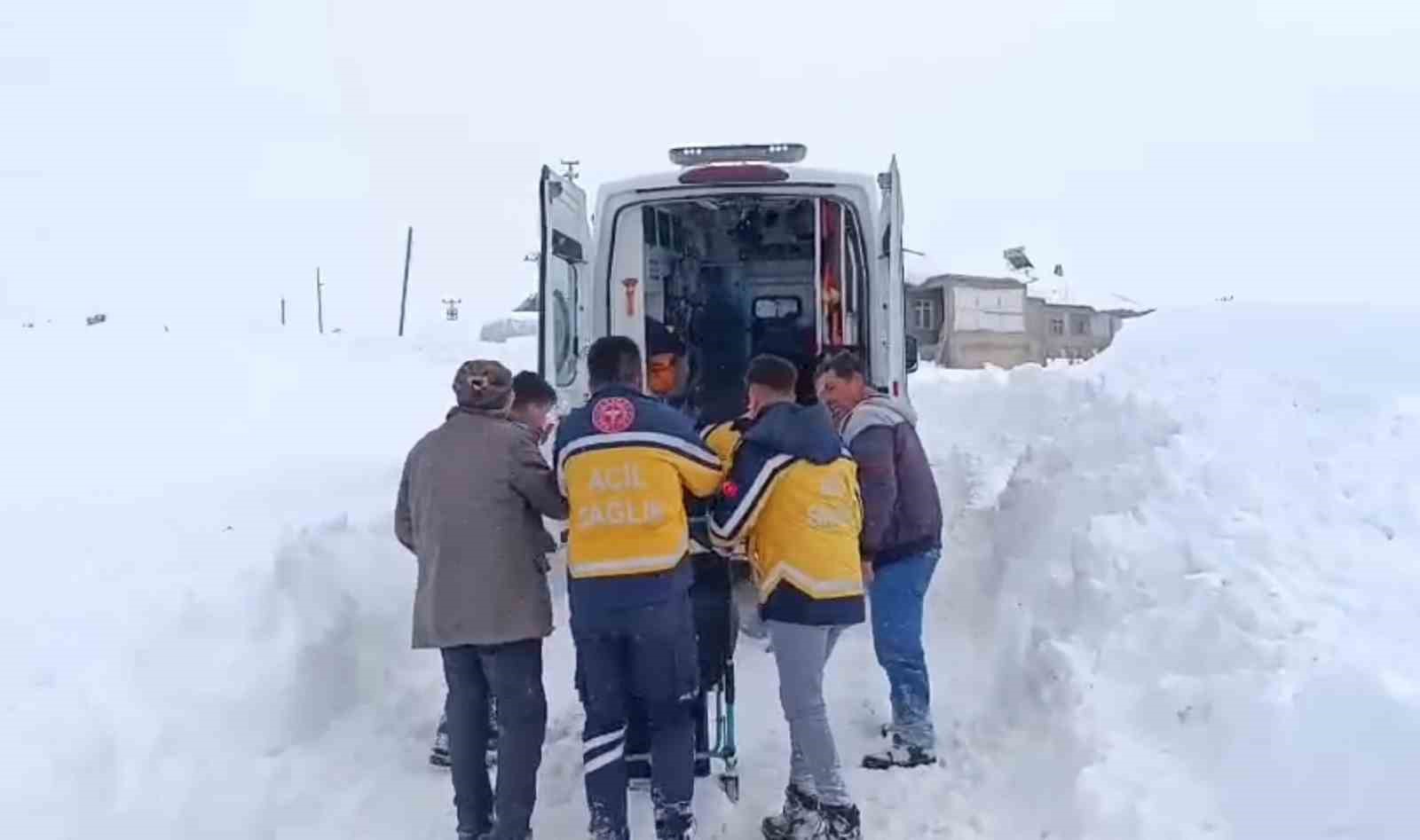 Ağrı’da karla kapanan köyde 4 saatlik mücadele, hastaya hayat yolu açtı
