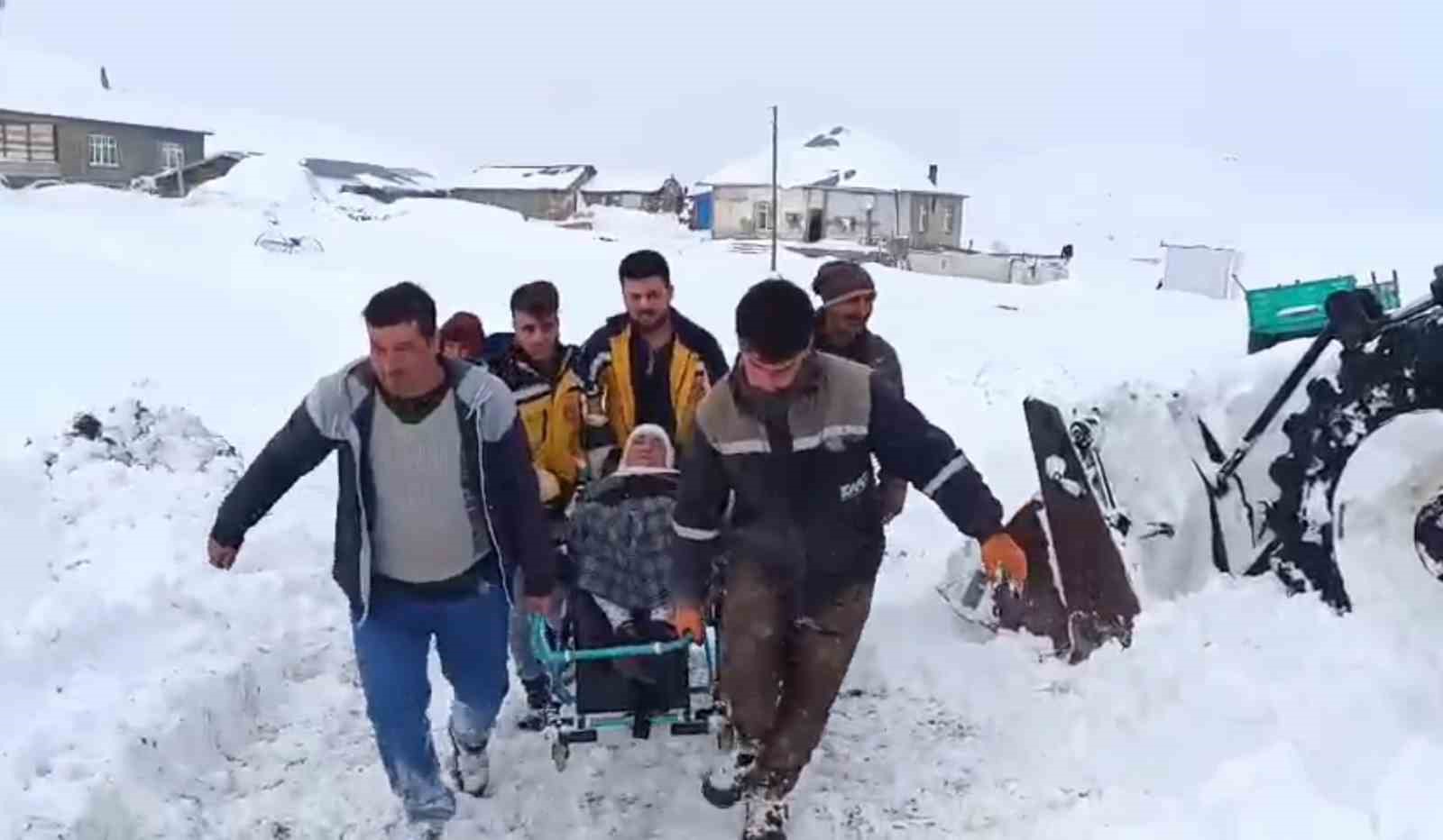Ağrı’da karla kapanan köyde 4 saatlik mücadele, hastaya hayat yolu açtı
