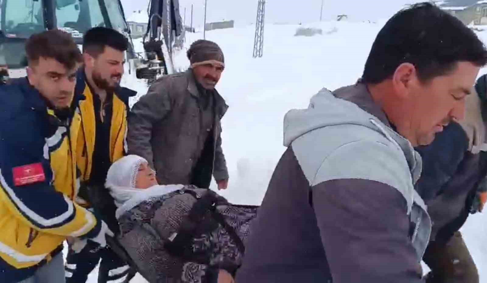Ağrı’da karla kapanan köyde 4 saatlik mücadele, hastaya hayat yolu açtı
