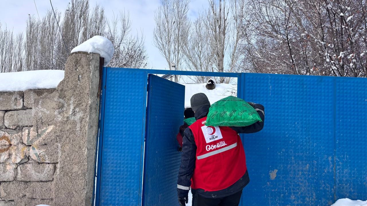 Ağrı’da Kızılay’dan ihtiyaç sahiplerine kömür yardımı
