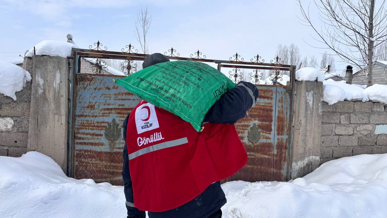 Ağrı’da Kızılay’dan ihtiyaç sahiplerine kömür yardımı
