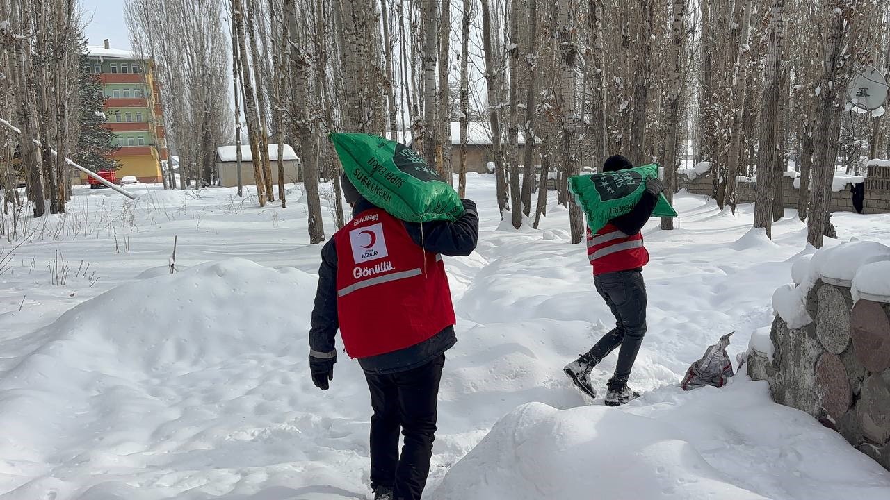 Ağrı’da Kızılay’dan ihtiyaç sahiplerine kömür yardımı
