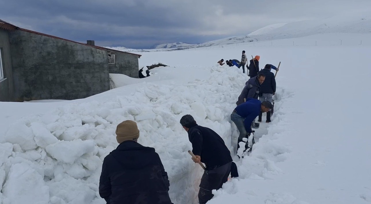 Ağrı’da köylüler sel riskine karşı karı kürekle yararak su yolu açtı
