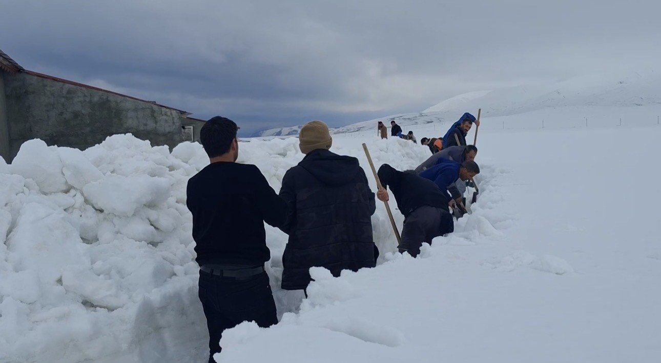 Ağrı’da köylüler sel riskine karşı karı kürekle yararak su yolu açtı

