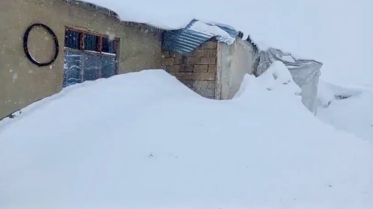 Ağrı’da Nisan ayında etkili olan kar kalınlığı insan boyunu aştı
