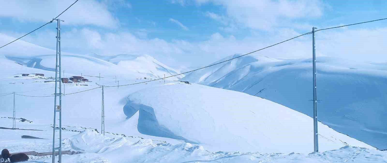 Ağrı’da Nisan ayında kar yağışı yolları kapattı
