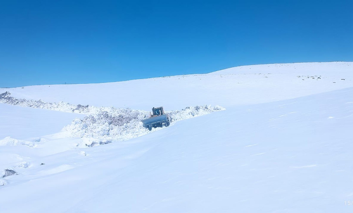 Ağrı’da Nisan ayında kar yağışı yolları kapattı
