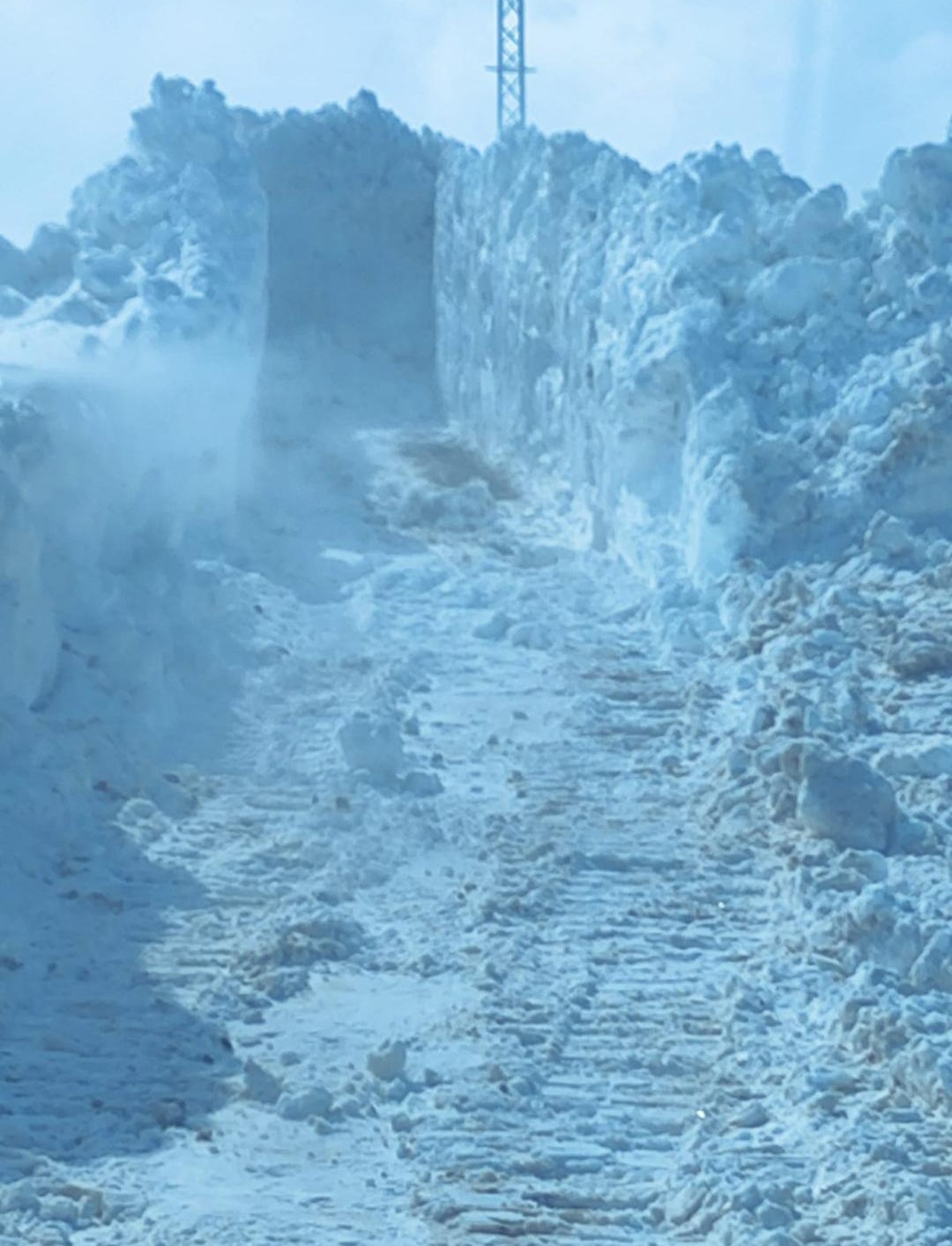 Ağrı’da Nisan ayında kar yağışı yolları kapattı
