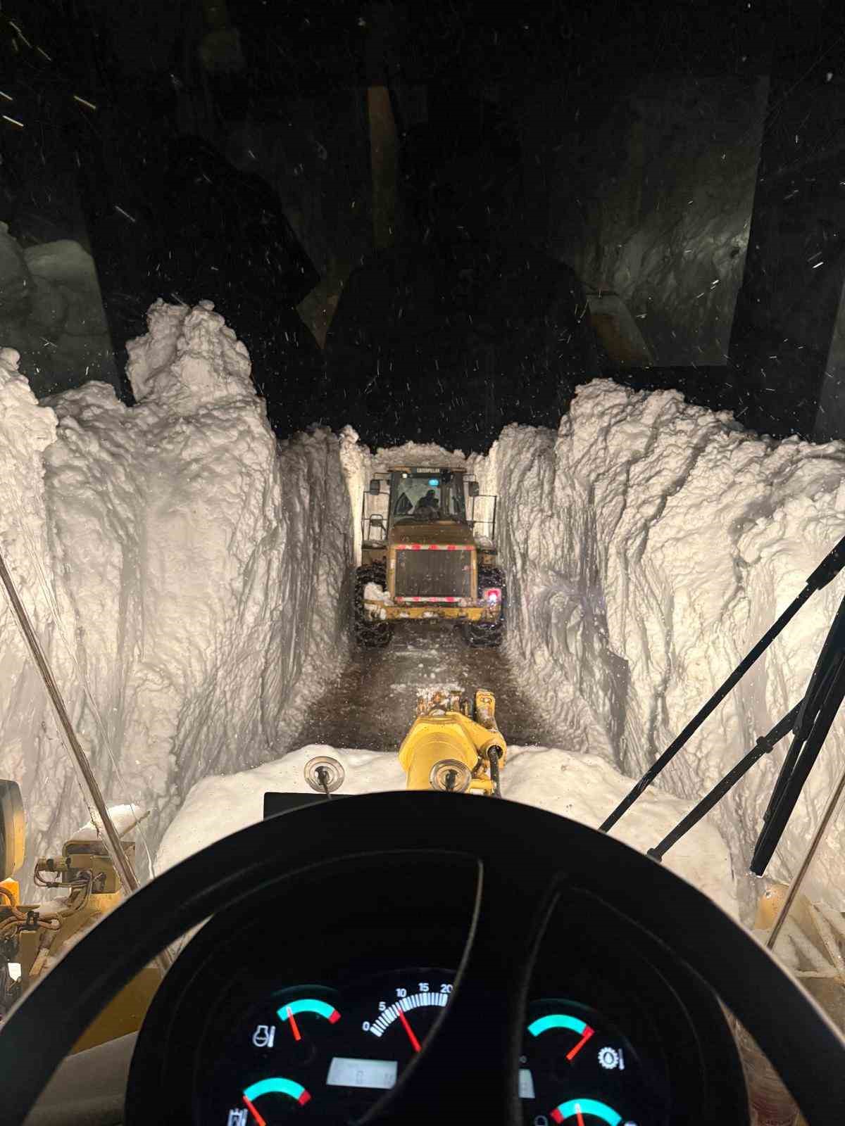 Ağrı’da Nisan ayında kar yağışı yolları kapattı
