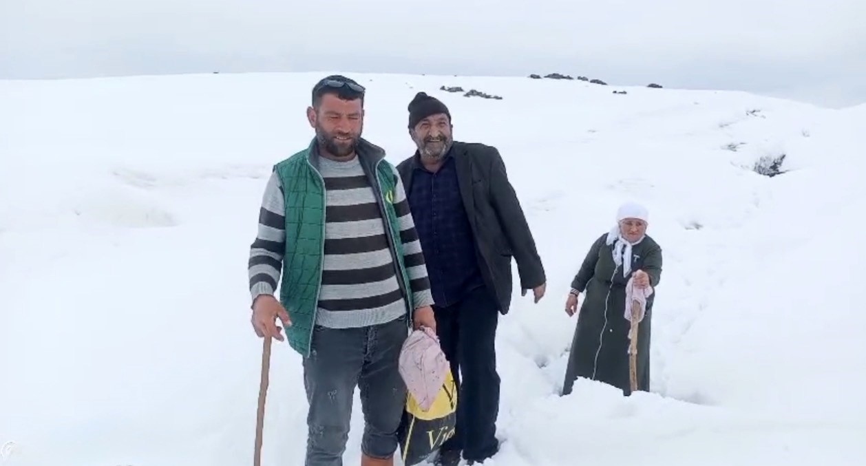 Ağrı’da Nisan karı köy yollarını kapattı
