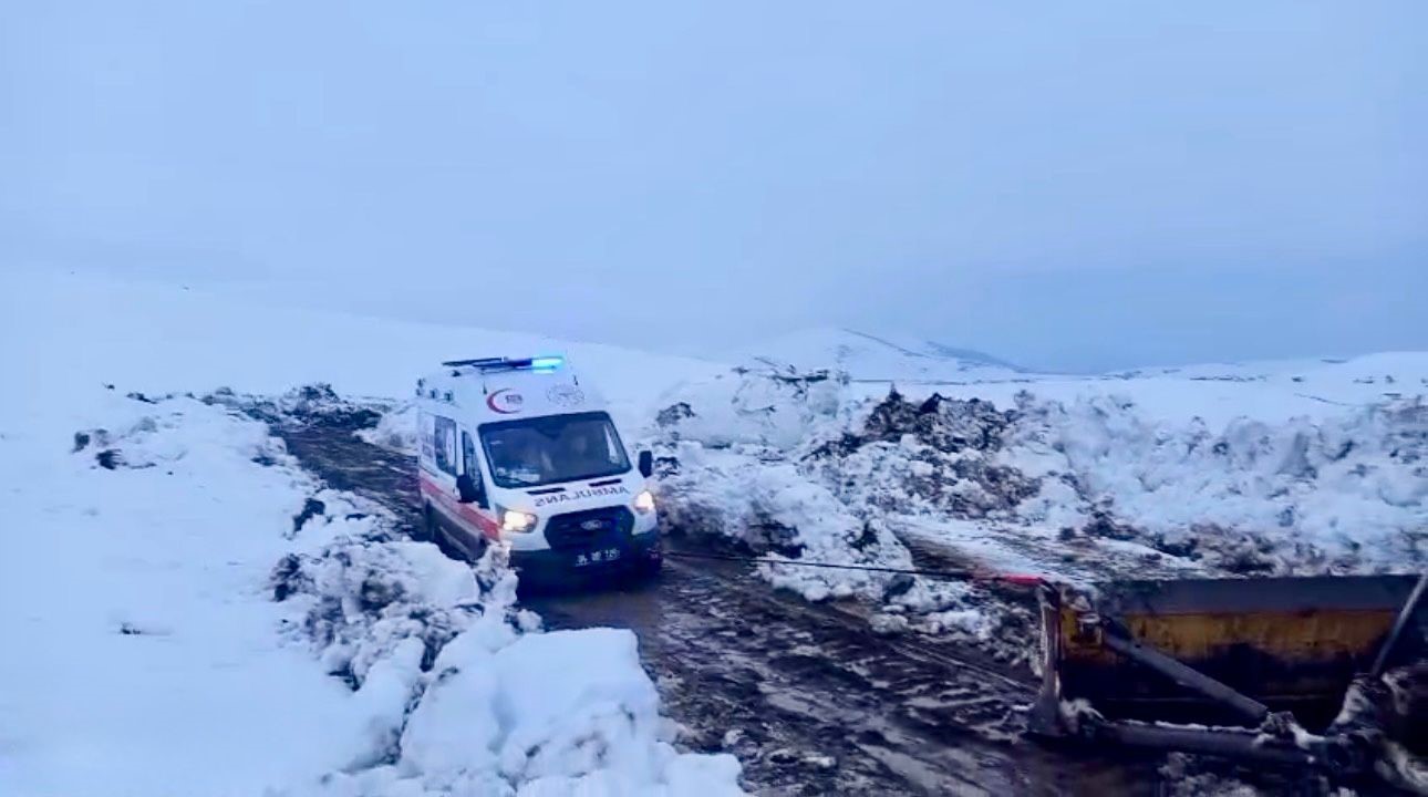 Ağrı’da nisan karı yolu kapattı: Hasta kurtarmaya giden ambulansa ekipler yetişti
