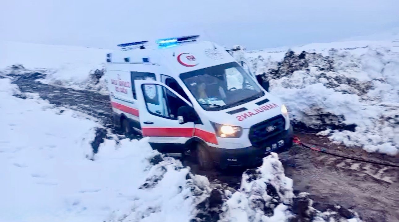Ağrı’da nisan karı yolu kapattı: Hasta kurtarmaya giden ambulansa ekipler yetişti
