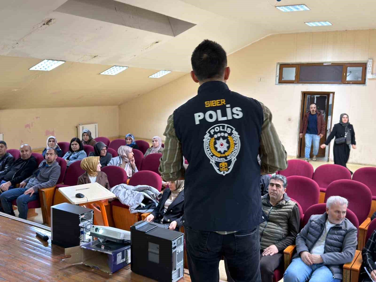 Ağrı’da öğrenci ve velilere SİBERAY semineri verildi
