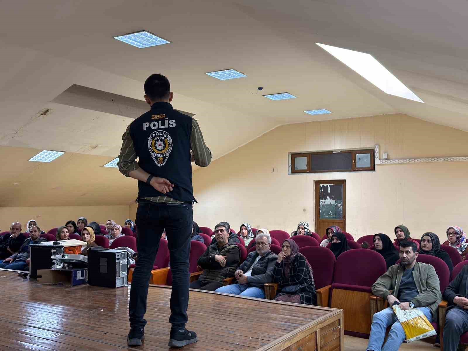 Ağrı’da öğrenci ve velilere SİBERAY semineri verildi
