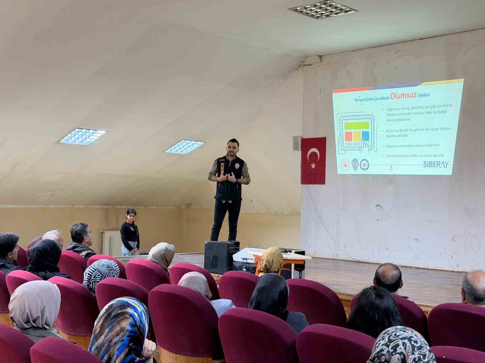 Ağrı’da öğrenci ve velilere SİBERAY semineri verildi
