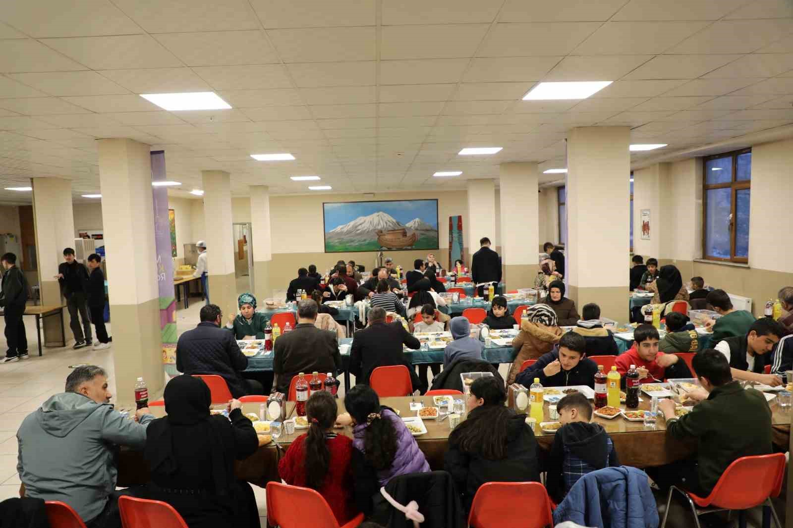 Ağrı’da öğrenci ve velilere yönelik iftar programı düzenlendi
