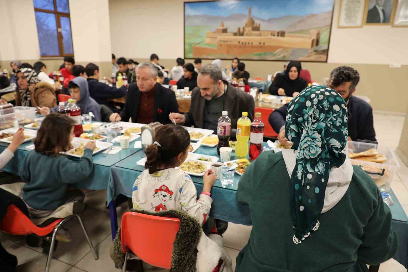 Ağrı’da öğrenci ve velilere yönelik iftar programı düzenlendi
