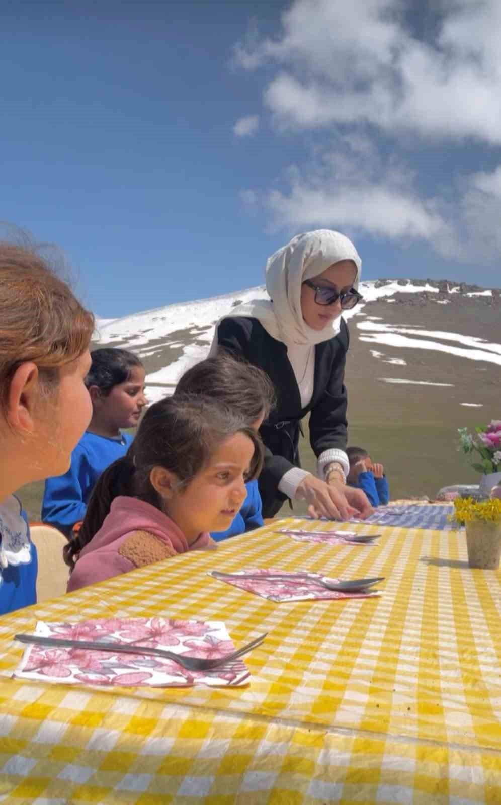 Ağrı’da öğrenciler baharı mangalla karşıladı
