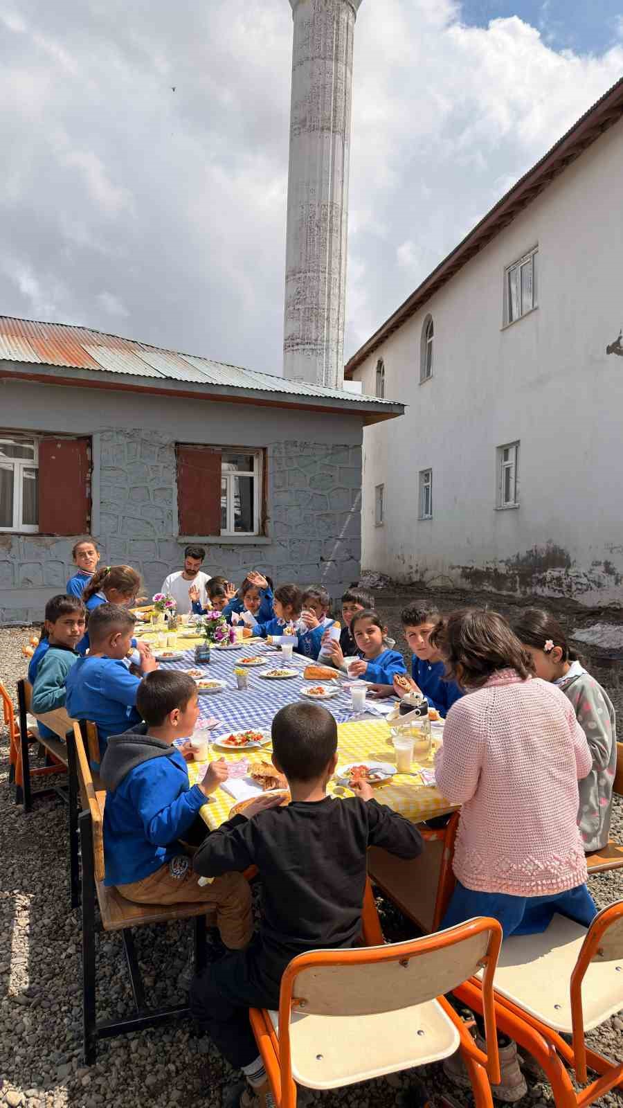 Ağrı’da öğrenciler baharı mangalla karşıladı
