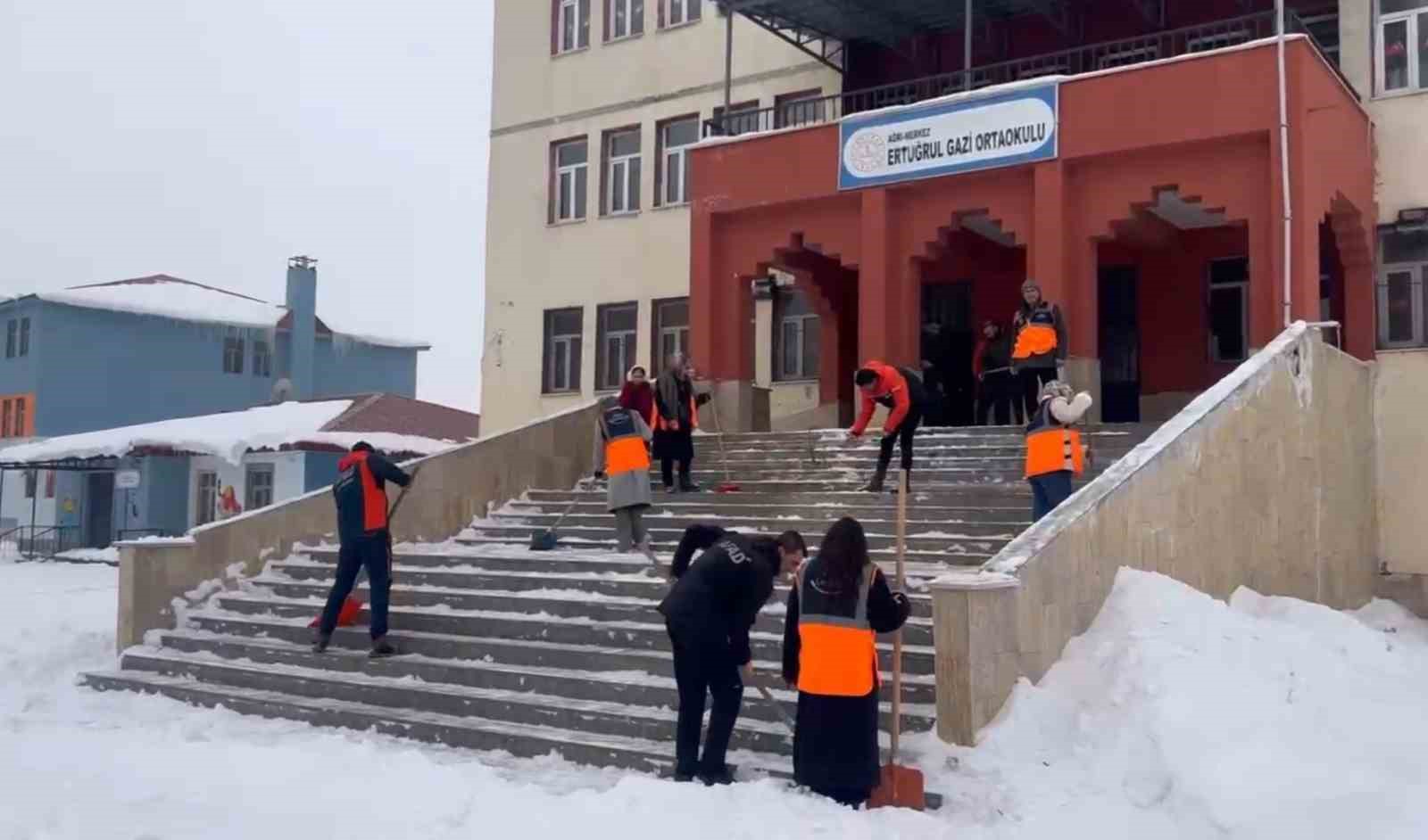Ağrı’da okullar ikinci dönem öncesi kar temizleme çalışmalarıyla hazırlandı
