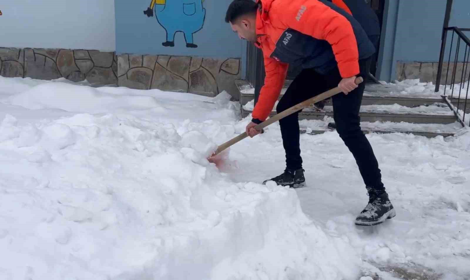 Ağrı’da okullar ikinci dönem öncesi kar temizleme çalışmalarıyla hazırlandı
