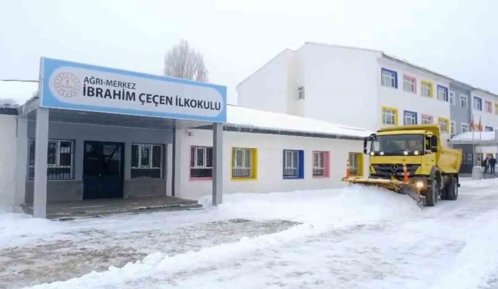 Ağrı’da okullar ikinci dönem öncesi kar temizleme çalışmalarıyla hazırlandı

