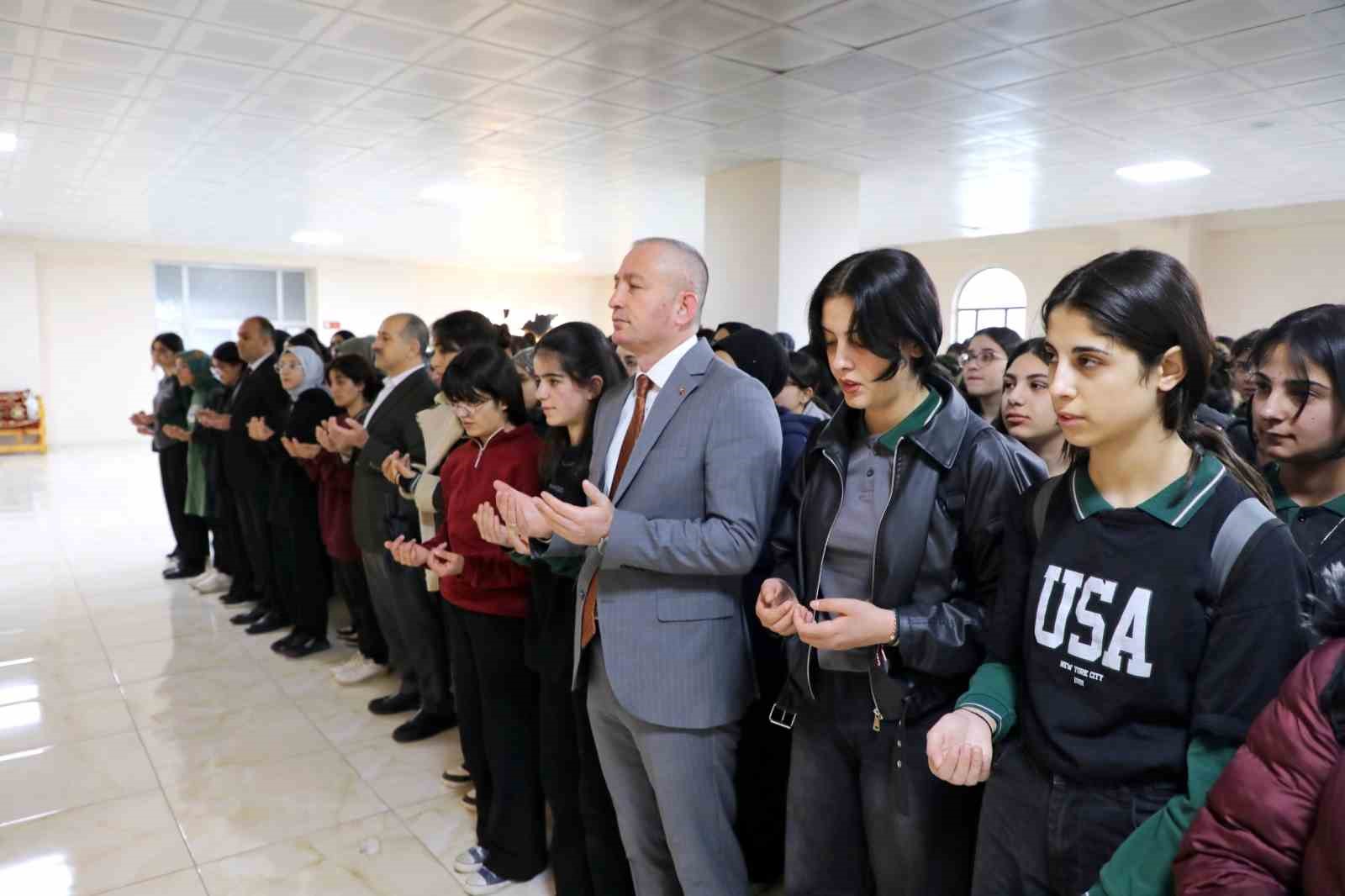 Ağrı’da okullarda eğitim, Kahramanmaraş’ta hayatını kaybedenler için okunan Fatiha ile başladı
