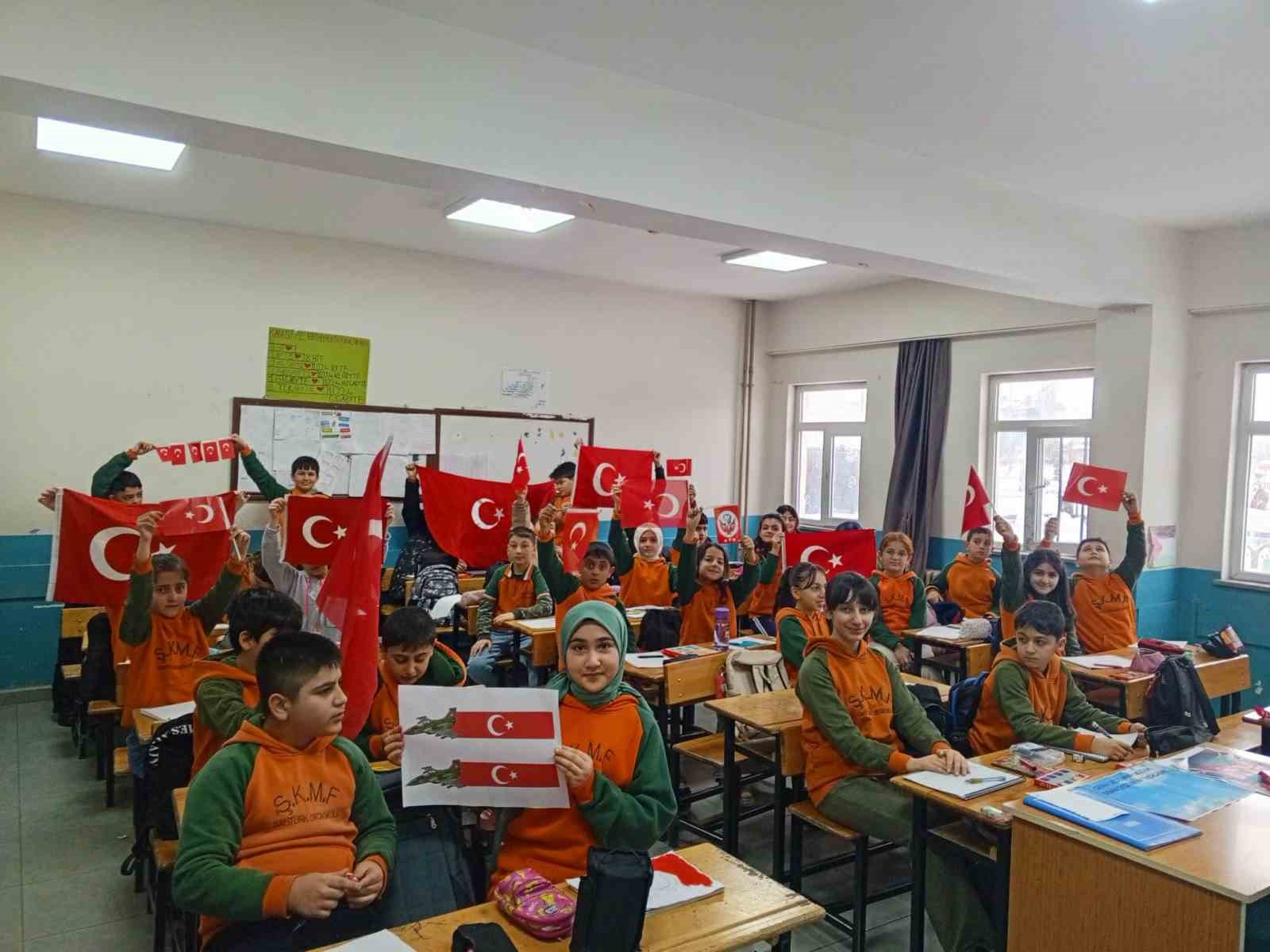 Ağrı’da okullarda ikinci dönem "Bayrak Sevgisi" temasıyla başladı
