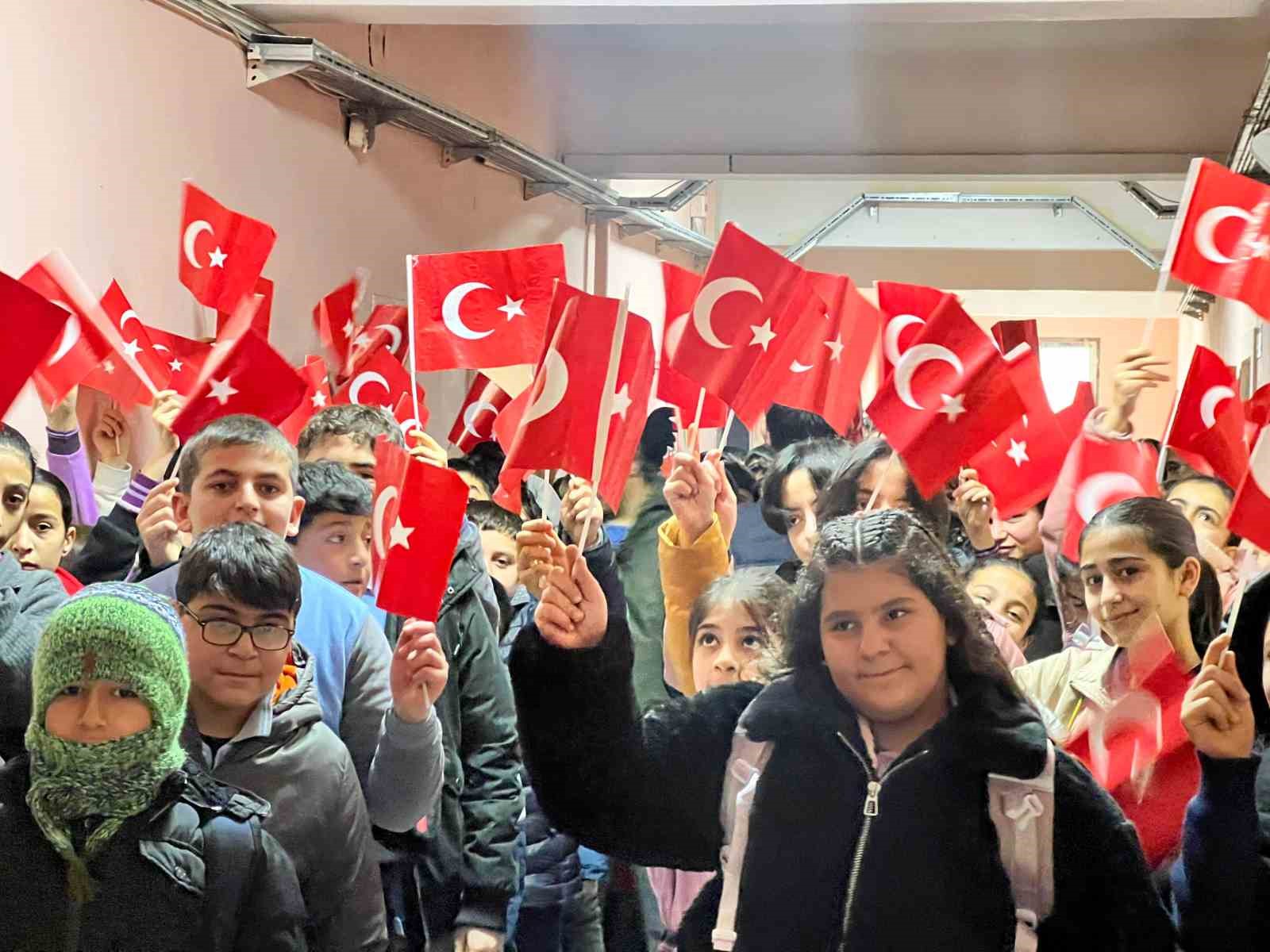 Ağrı’da okullarda ikinci dönem "Bayrak Sevgisi" temasıyla başladı
