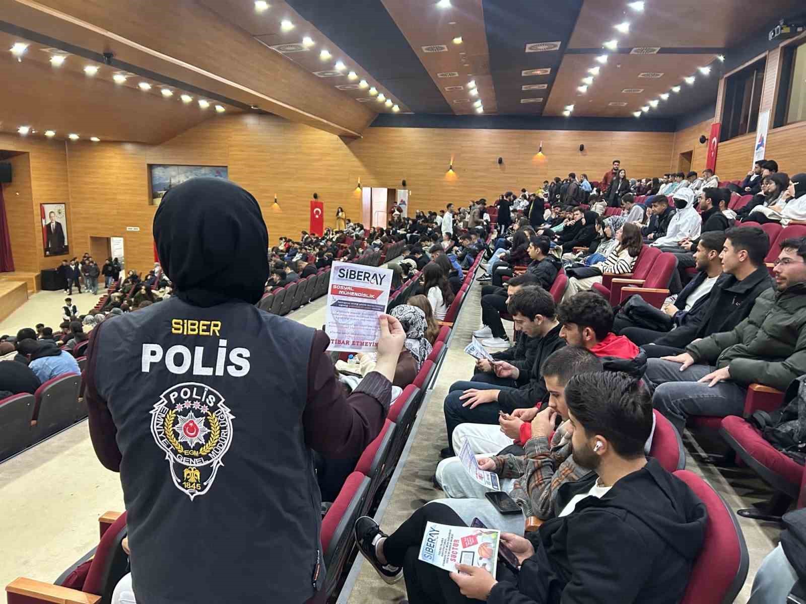 Ağrı’da siber suçlarla mücadeleye yönelik eğitim verildi
